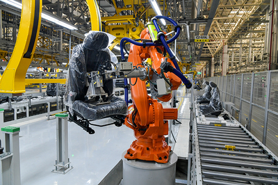 走进赛力斯两江智慧工厂 AITO问界M5制造基地，见证高度自动化产线与工业润滑油的精密协同